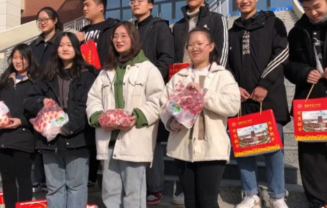 Trường học ở Trung Quốc dùng thịt heo làm phần thưởng cho học sinh ưu tú