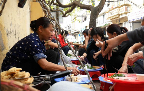 Gánh bún đậu 25 năm giản đơn nhưng vẫn nườm nượp khách ở Hà Nội