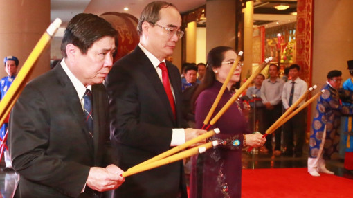 Lãnh đạo TPHCM dâng bánh tét cúng Quốc tổ Vua Hùng