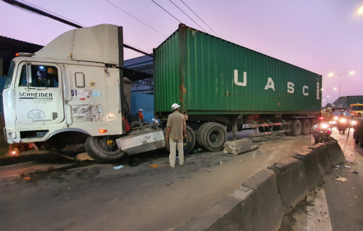 Xe đầu kéo hất tung dải phân cách trên quốc lộ 22, giao thông ùn tắc