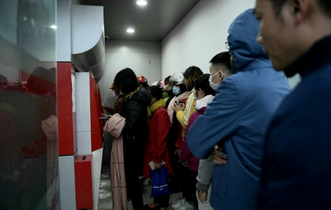 Người dân xếp hàng ở cây ATM từ sáng đến tối chờ rút tiền tiêu tết