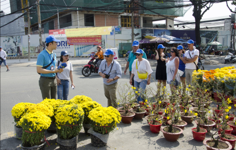 Tour đưa khách ngoại ăn tết Việt hút khách