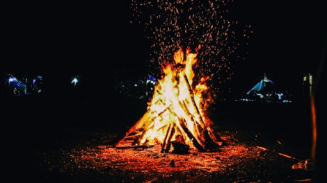 Mừng năm mới trong lửa trại đêm 30