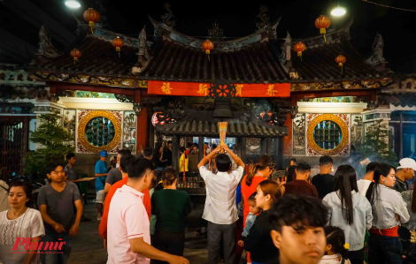 Người Sài Gòn chen chân đến chùa cầu an dịp năm mới