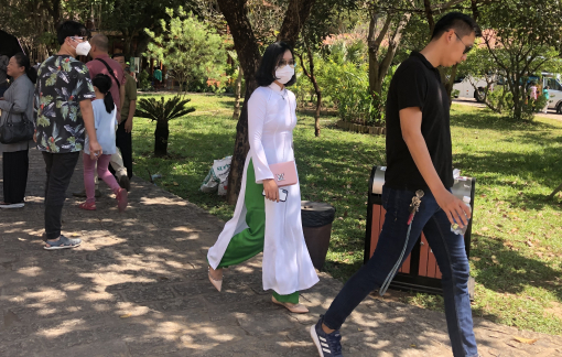Khách đi lễ chùa đầu năm đồng loạt đeo khẩu trang ngừa virus corona