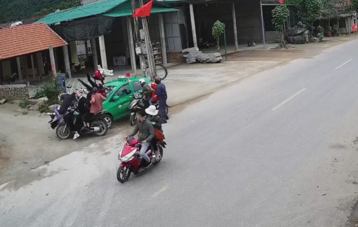 Taxi tông 11 người đi chơi Tết, 4 người bị thương nặng