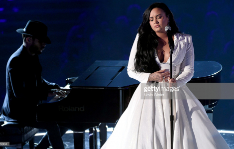 Demi Lovato khóc nức nở trên sân khấu Grammy