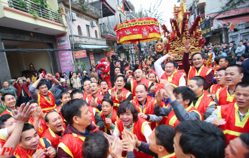 Hàng ngàn người đổ về Bắc Ninh tham gia lễ hội rước pháo Đồng Kỵ