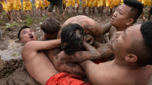 Trai làng Tuân Lục vục mặt, trầm mình trong bùn lạnh ở lễ hội 'cướp trái'