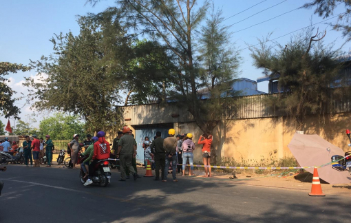 Lao xe máy vào gốc cây thông khi vào cua, 2 người đàn ông thương vong