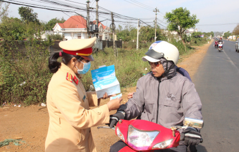 Công an tỉnh Đắk Lắk phát hàng ngàn khẩu trang miễn phí cho người dân