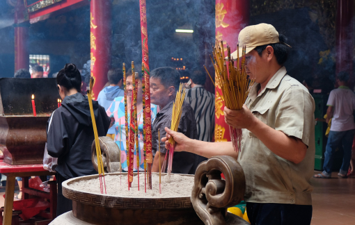 Nhang chưa kịp cháy đã bị rút ra, người dân vẫn đổ xô đi chùa đầu năm bất chấp virus corona