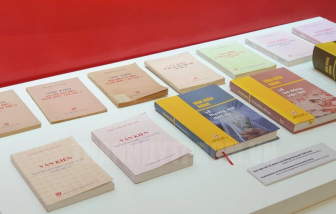 Trưng bày 10.000 cuốn sách tại triển lãm kỷ niệm 90 năm thành lập Đảng