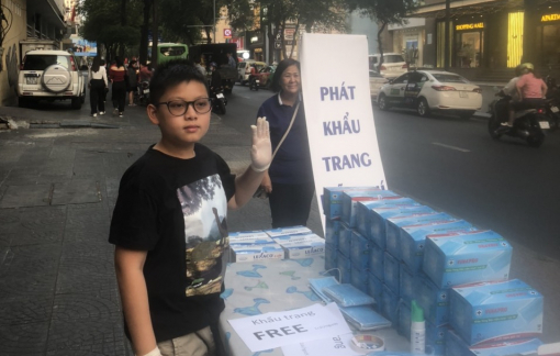 Cậu học sinh 11 tuổi dành hết tiền lì xì mua khẩu trang y tế phát cho mọi người