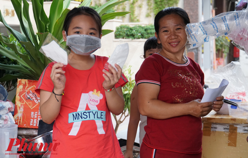 Hàng ngàn khẩu trang phát miễn phí đến tối cho người lao động