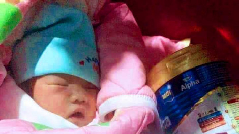 Bé gái sơ sinh bị bỏ rơi dưới chân tượng Phật với lời nhắn: 'Tôi không có khả năng nuôi con'