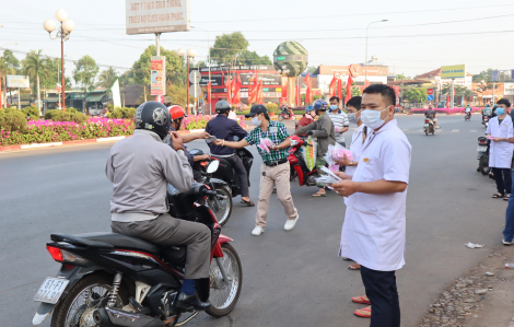 Một phòng khám tư nhân cấp phát gần 30.000 khẩu trang miễn phí cho người đi đường