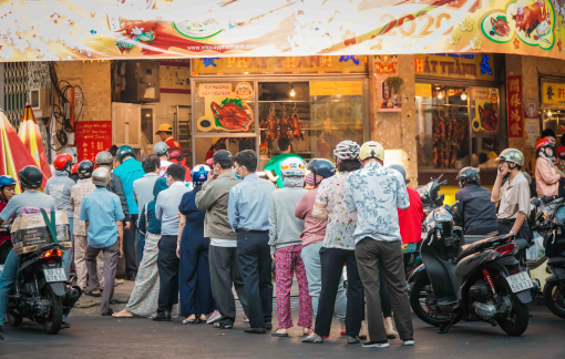 Khu chợ náo loạn vì người dân chen nhau heo quay, vàng mã ngày vía Thần Tài