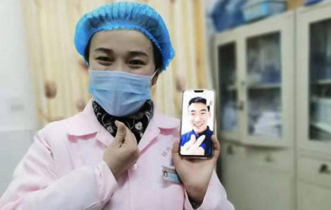 Giữa cuộc chiến với virus corona, nữ y tá tổ chức đám cưới qua điện thoại