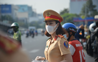 CSGT TPHCM phát khẩu trang miễn phí cho người đi đường