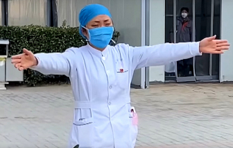 Clip: Rơi nước mắt cảnh nữ y tá chỉ có thể 'ôm gió' con từ xa vì dịch bệnh corona