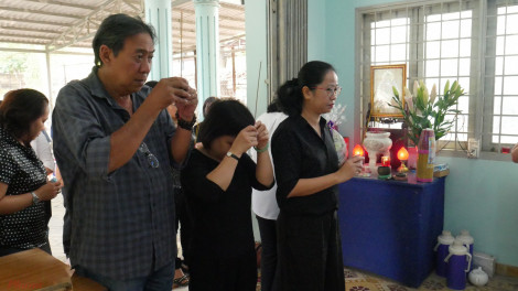 Các thế hệ Báo Phụ Nữ đến viếng tang dì Mười Mai - nữ họa sĩ trình bày đầu tiên của Báo