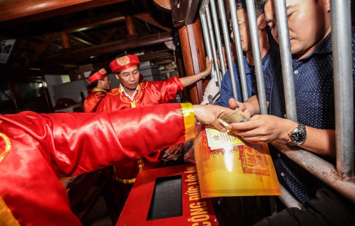 Đối phó với dịch corona, Đền Trần tính phát ấn qua… đường bưu điện