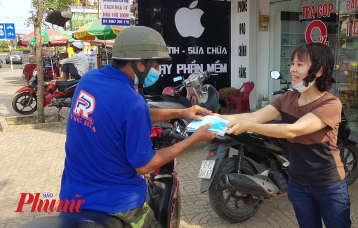 'Chuyện lạ' ở một điểm cấp phát khẩu trang miễn phí ở Bình Phước