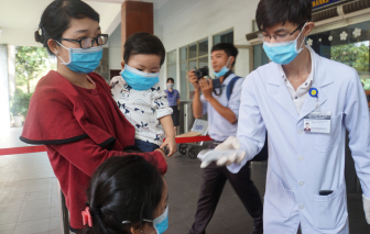 Lập chốt đo thân nhiệt kiểm soát virus corona ở Ga Sài Gòn