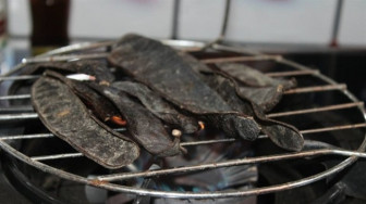 Lương y chia sẻ thông tin thoa tinh dầu lên khẩu trang, đốt bồ kết để ngừa virus corona