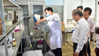 Trường Cao đẳng Công nghiệp Huế sản xuất nước rửa tay khô tặng người dân