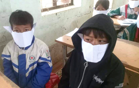 Học sinh miền núi Nghệ An dùng giấy làm khẩu trang phòng dịch corona