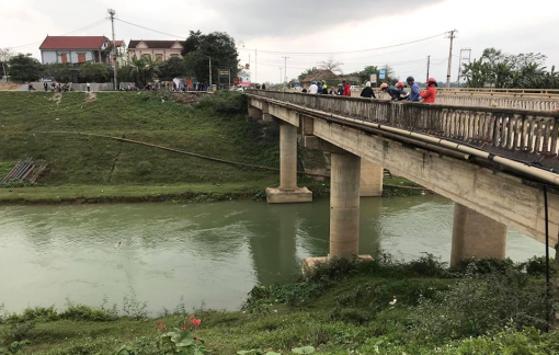 Ô tô lao xuống sông từ độ cao hàng chục mét khi tránh bò băng qua đường