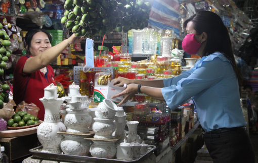 Tiểu thương đi học đeo khẩu trang đúng cách