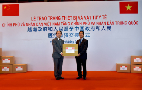 Việt Nam trao tặng vật tư y tế cho Trung Quốc kết hợp đón công dân về nước