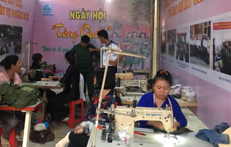 Chỉnh sửa quân phục cho tân binh trước giờ nhập ngũ