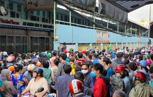 Hàng ngàn người tập trung mua khẩu trang, cửa hàng phải đóng cửa sớm