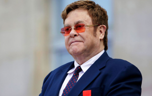 Elton John đột ngột bị mất giọng, phải rời sân khấu vì bệnh viêm phổi