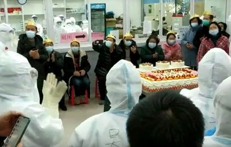 Clip: Tiệc sinh nhật đặc biệt dành cho bệnh nhân COVID-19 tại Vũ Hán