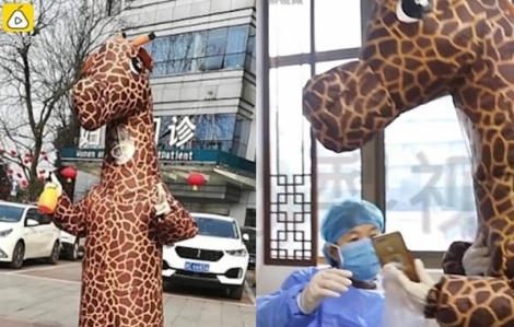 Thời trang 'bất đắc dĩ' của cô gái Trung Quốc khi đến bệnh viện lấy thuốc giữa mùa dịch COVID-19