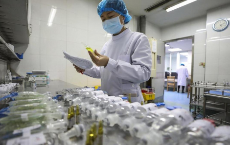 Trung Quốc từ bỏ thuế quan đối với sản phẩm y tế từ Mỹ, Hồng Kông tăng ngân sách chống dịch