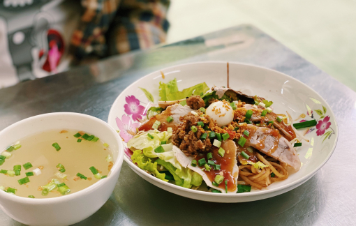 Độc lạ món hủ tiếu đựng bằng đĩa khiến người Sài Gòn mê mẩn