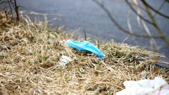 Bất an với khẩu trang y tế vứt bừa bãi