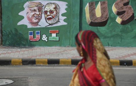 Ấn Độ vội vã xây tường che khu ổ chuột trước chuyến thăm của Tổng thống Mỹ