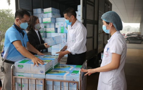Sữa Cô Gái Hà Lan trao tặng sữa và xà phòng rửa tay cho người dân vùng dịch tỉnh Vĩnh Phúc và đội ngũ y bác sĩ, bệnh nhân Bệnh viện Bệnh nhiệt đới Trung ương