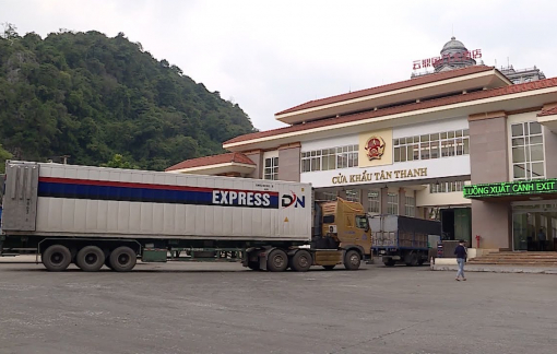 Ngày đầu thông quan cửa khẩu Tân Thanh, 11 container trái cây qua biên giới