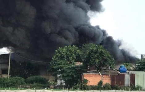 Cháy lớn ở Bình Tân, cột khói cao hàng trăm mét