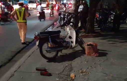 Ngồi trên vỉa hè đón xe khách, cụ bà bị xe máy tông chết