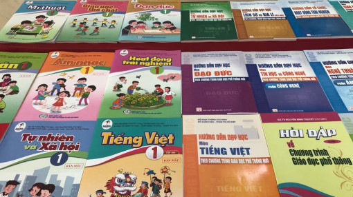 Cô giáo bị đề nghị chuyển tới vùng khó khăn vì phê phán thay sách giáo khoa