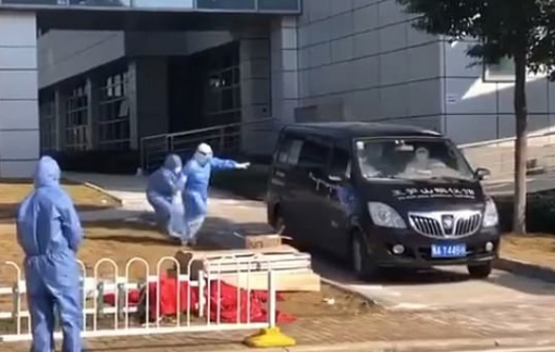 Xót xa vợ của bác sĩ Lưu Chí Minh chạy theo linh cữu chồng nhưng không thể từ biệt lần cuối